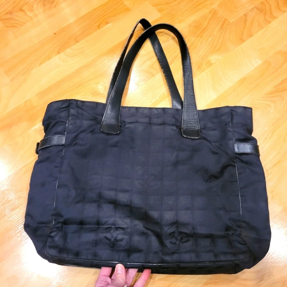 chanel travel tote bag Pre-loved Line Exterior handle is discolored and stained with transfer of color Chanel Travel Line Tote MM